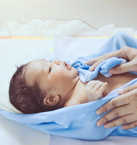 Visuel utilisation flacon liniment lait nettoyant pour le change bebe Cattier