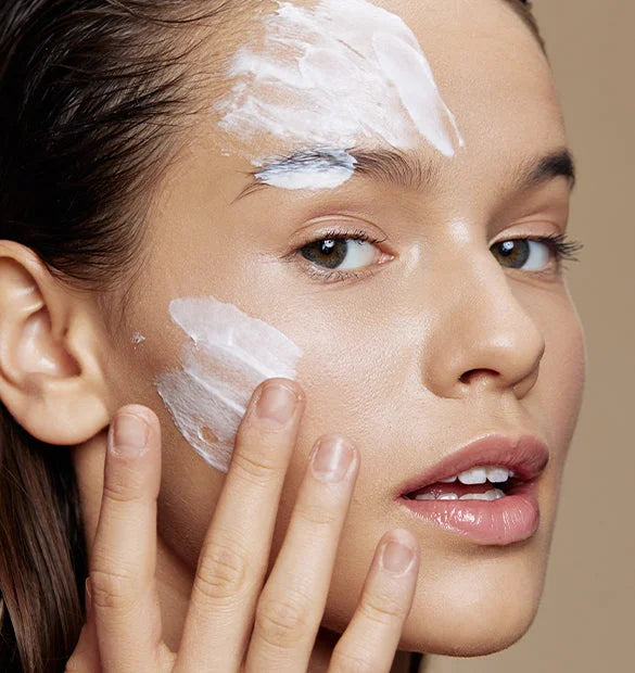 Visuel utilisation tube masque hydratant visage Cattier