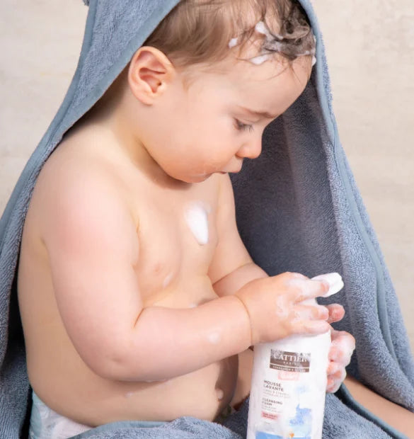 Visuel utilisation mousse lavante bebe Cattier