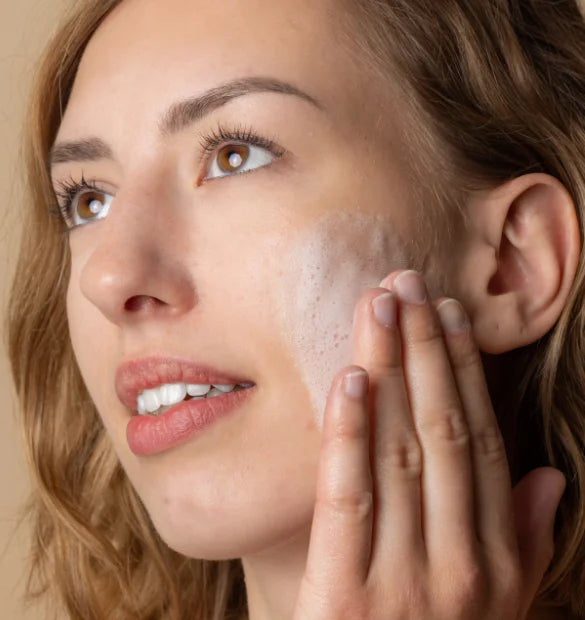 Visuel utilisation flacon mousse nettoyante visage Cattier