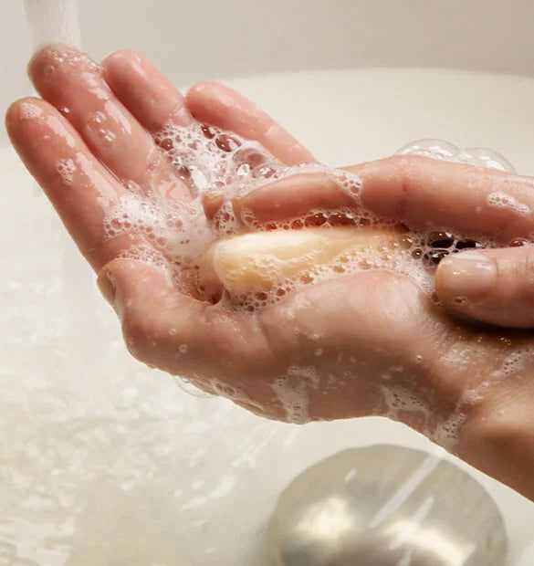 Visuel utilisation savon doux vegetal argimiel Cattier