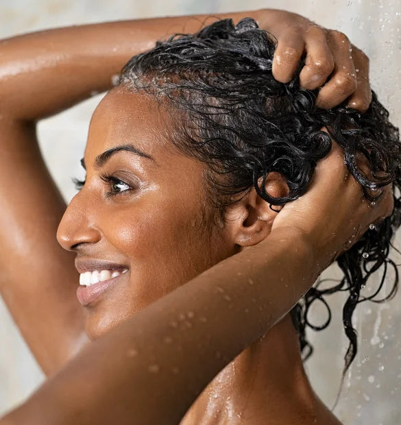 Visuel utilisation flacon shampoing soin 2 en 1 cheveux boucles sans sulfates Cattier