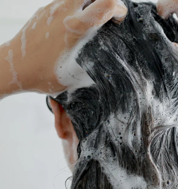 Visuel utilisation flacon shampoing cheveux gras Cattier