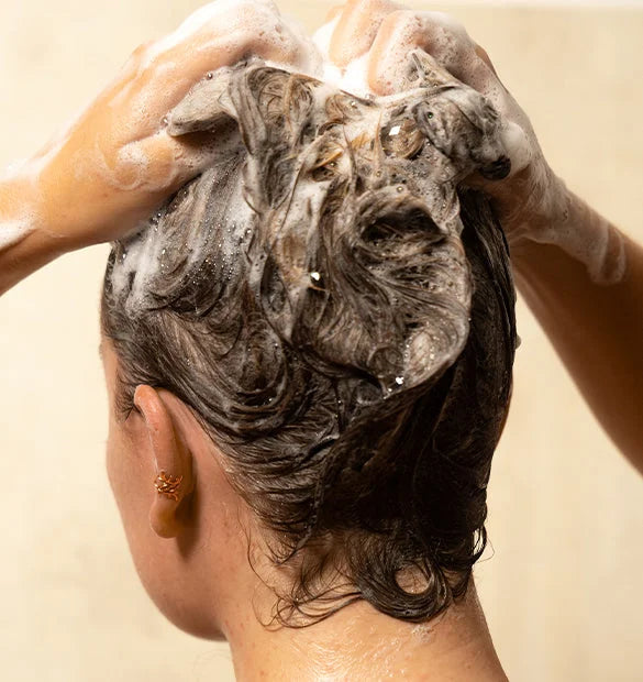 Visuel utilisation flacon shampoing soin 2 en 1 cheveux boucles sans sulfates Cattier