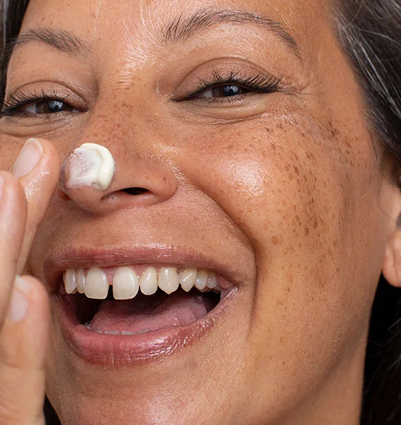 Visuel utilisation flacon sleeping creme hydratante visage Cattier