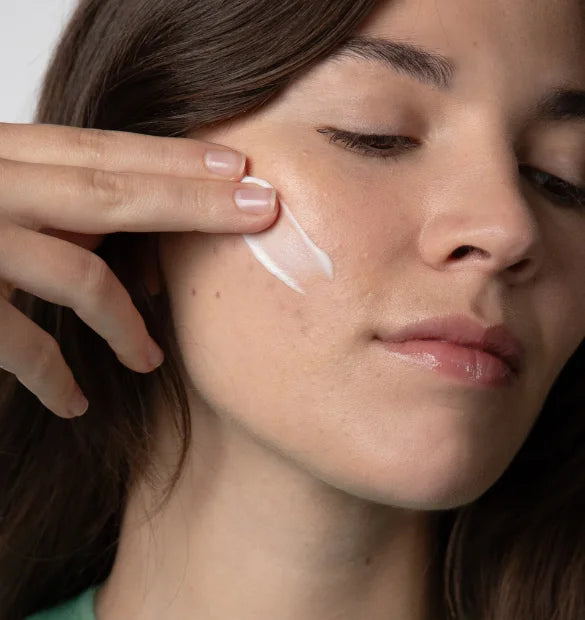 Visuel utilisation tube soin de jour matifiant peaux mixtes a grasses Cattier