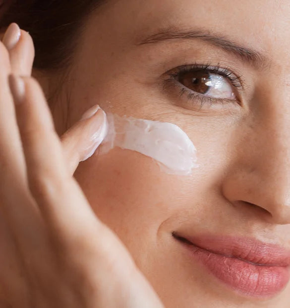 Visuel utilisation flacon creme soin leger anti age lissant Cattier