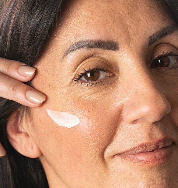 Visuel utilisation flacon creme soin riche anti age lissant Cattier