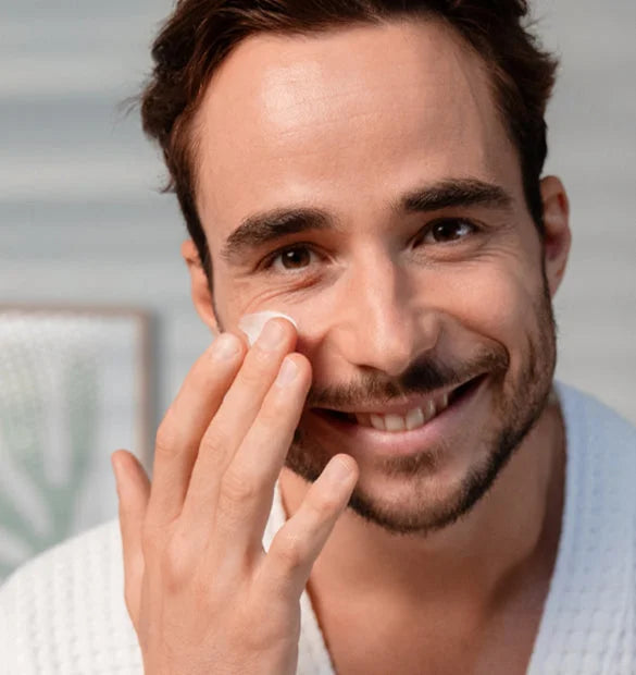 Visuel d'un homme versant du soin visage 3 en 1 homme Cattier dans sa main 