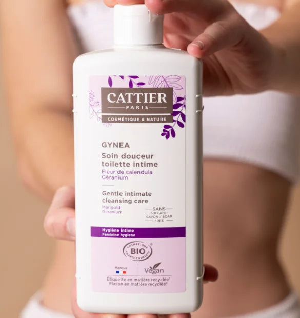 Visuel utilisation flacon soin douceur toilette intime petit format Cattier